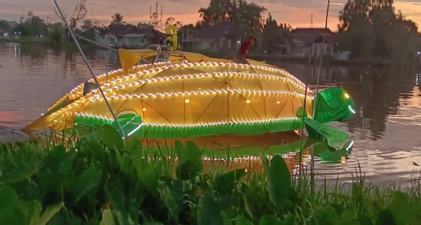 Dinas PPKH Sambas Buat Kapal Penyu di Acara Muare Ulakan Night Festival